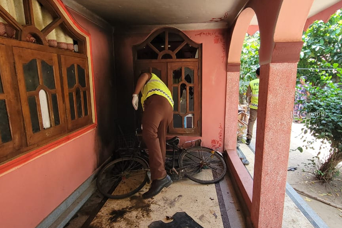 யாழ்.தென்மராட்சியில் ஒரே இரவில் ஐந்து வீடுகள் மீது தாக்குதல் | Five Houses Attacked In One Night