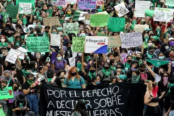 கருக்கலைப்பு - சட்ட உரிமையாக்கக் கோரி ஆர்ப்பாட்டம் | Abortion Law Ladies Protest In Mexico