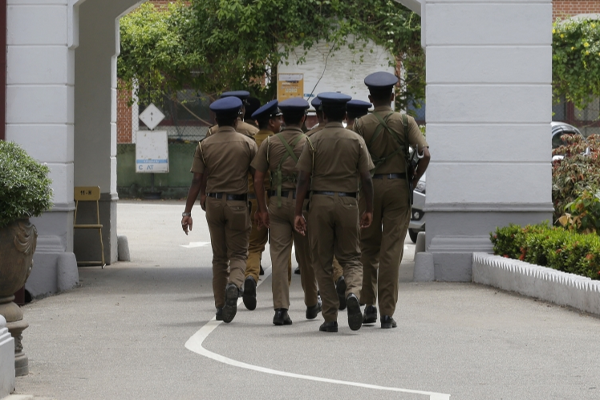 தன்னைத்தானே சுட்டுக் கொண்ட பொலிஸ் அதிகாரி! | The Police Officer Who Shot Himself