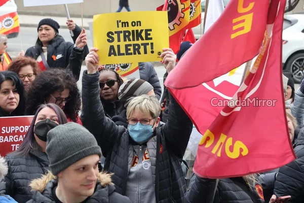 கனடாவில் அரசாங்க ஊழியர்கள் வேலை நிறுத்தத்தில்... | Union Says Federal Workers Will Strike