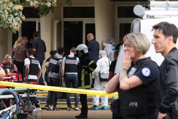 பிரான்சில் பயங்கரவாத தாக்குதலில் ஆசிரியர் குத்திக்கொலை