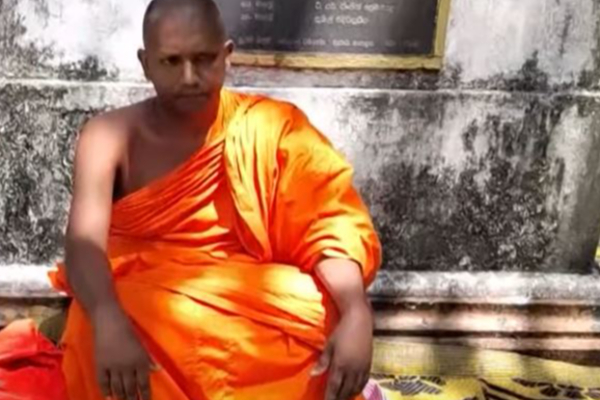 மகிந்தவுக்கு பாதுகாப்பு கோரி உண்ணாவிரதத்தை ஆரம்பித்த தேரர் | Thero Who Started A Fast For Mahinda