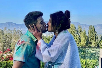 பொது இடத்தில் கணவனுக்கு ப்ரியங்கா சோப்ரா கொடுத்த முத்தல், ட்ரெண்டிங் வீடியோ