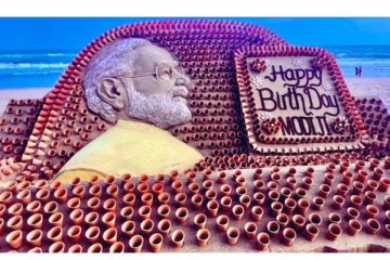 பிரதமர் மோடி பிறந்தநாள் - 1213 தேநீர் கோப்பைகளால் 5 அடி உயரத்தில் உருவாக்கப்பட்ட மணற் சிற்பம்...!