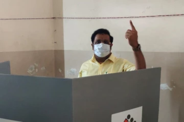 திமுக பொதுச் செயலாளர் துரை முருகன், மகன் கதிர் ஆனந்த் வாக்களிப்பு