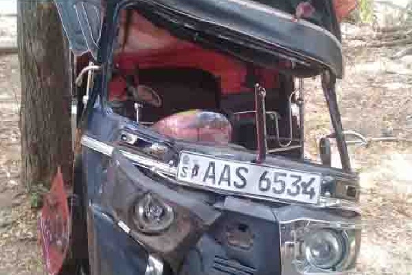 கோரவிபத்தில் பலியான முச்சக்கரவண்டி சாரதி | Bus Three Wheel Accident