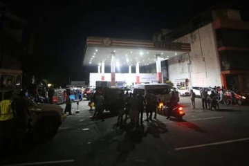 பொலிஸாரின் அதிரடி நடவடிக்கை ;பெண்ணை மோத வந்த கார் மீது துப்பாக்கிச் சூடு