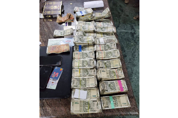 நள்ளிரவில் நடந்த திடீர் சோதனை: உணவகத்தில் கட்டு கட்டாக பணம் பறிமுதல் | Midnight Raid Seizure Cash Restaurant