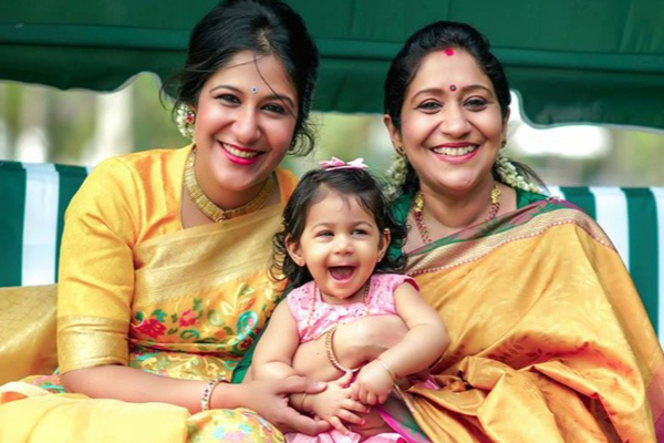 சூப்பர் சிங்கர் நிகழ்ச்சி நடுவர் சுவேதா மோகனின் மகளா இது? அப்பப்பா.... கொள்ளை கொள்ளும் அழகு | Entertainment