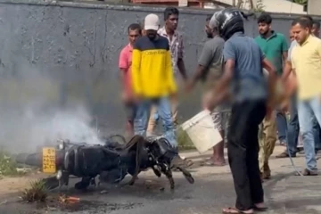 ஓடிக்கொண்டிருந்த உந்துருளி திடீரென தீப்பற்றி எரிவு