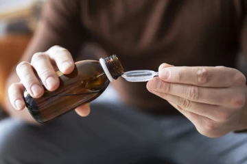 பிரித்தானியாவில் 15க்கும் மேற்பட்ட இருமல் மருந்துகளுக்கு தடை!