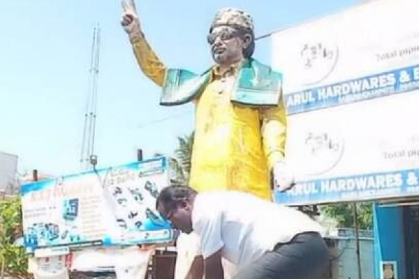 எம்ஜிஆர் சிலை காலைத்தொட்டு மன்னிப்புக் கேட்ட திமுக நிர்வாகி: எதற்காக? | Dmk Executive Apologizes Mgr Statue