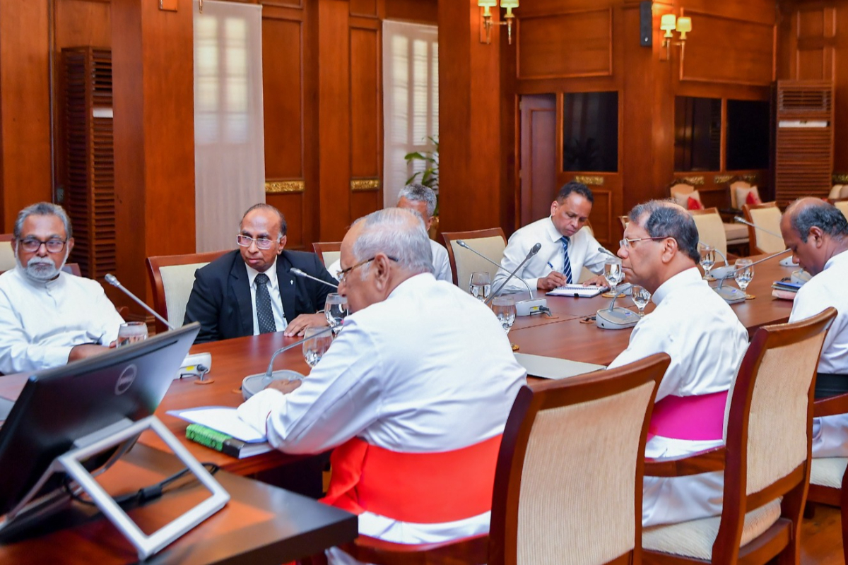 ஈஸ்டர் தாக்குதல் விசாரணை குறித்து ஜனாதிபதியுடன் கலந்துரையாடிய மெல்கம் ரஞ்சித் | Cardinal Met President On Easter Attack Talk