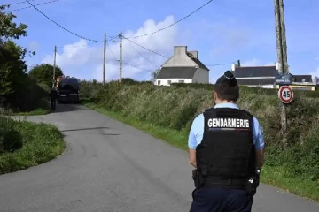 பிரான்சில் தாயாரும் இரு பிள்ளைகளும் நாய் உட்பட படுக்கையில்... தூக்கில் தொங்கிய தந்தை