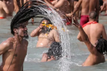 காற்றில் பறந்த கொரோனா விதிமுறைகள் : கும்பமேளாவில் நீராடிய 100-பேருக்கு கொரோனா