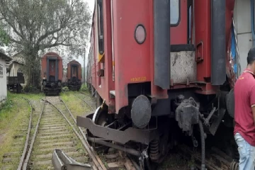 கண்டி சென்ற புகையிரதம் தடம் புரண்டது - பயணிகளின் நிலை