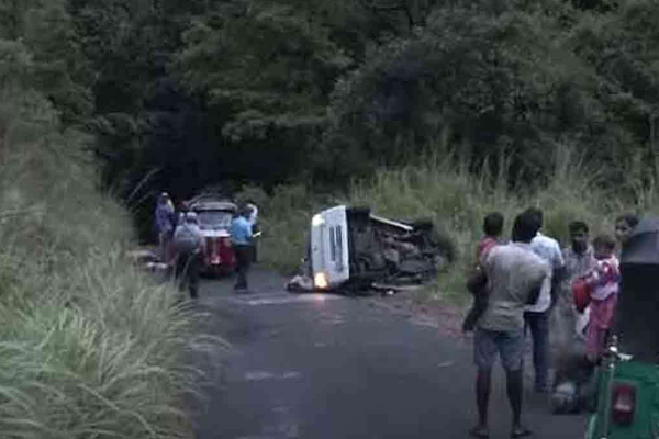 இலங்கையை உலுக்கிய கோர விபத்து ; சுற்றுலா சென்ற நால்வர் பலி | Tour Tragedy Shakes Sri Lanka Four Tourists Die