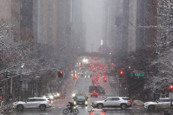 பனிப்புயல் எச்சரிக்கை: நியூயோர்க் உட்பட பல மாநிலங்களில் அவசரநிலை பிரகடனம் | New York Emergency As Snow Falls Warning