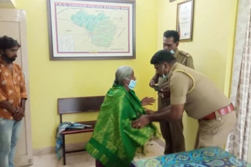 சாலையில் கேட்பாரற்று கிடந்த செல்போனை போலீசாரிடம் ஒப்படைத்த மூதாட்டி - குவியும் பாராட்டு!