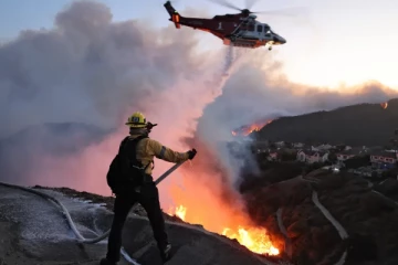 மீண்டும் லாஸ் ஏஞ்சல்ஸில் காட்டுத்தீ ; 31,000 பேரை வெளியேற உத்தரவு