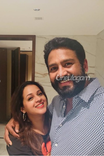 திருமண நாளில் கணவருடன் எடுத்த போட்டோவை வெளியிட்ட நடிகை பாவனா... குவியும் லைக்ஸ் | Actress Bhavana Menon Wedding Anniversary Celeb