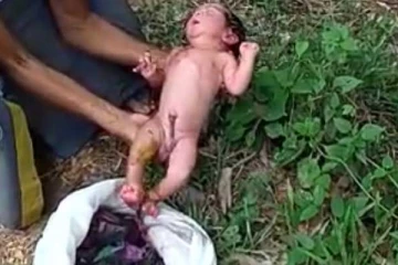 වැව් පිටියකින් හමු වූ අලුත උපන් ළදරුවා.