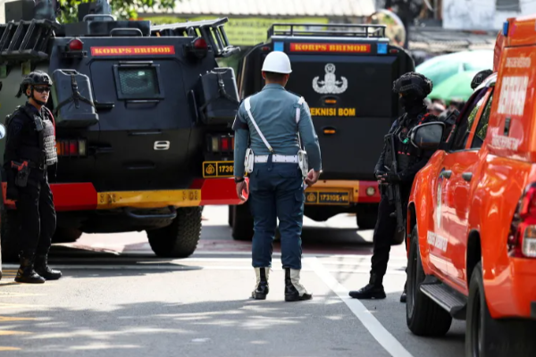 இந்தோனேசியா மத வழிபாட்டு தலத்தில் குண்டு வெடிப்பு ; 50 இற்கும் மேற்பட்டோர் படுகாயம் | Bomb Blast At Islamic Religious Place In Indonesia இந்தோனேசியா மத வழிபாட்டு தலத்தில் குண்டு வெடிப்பு ; 50 இற்கும் மேற்பட்டோர் படுகாயம் | Bomb Blast At Islamic Religious Place In Indonesia