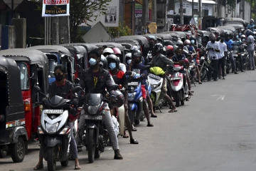 எரிபொருள் வரிசைகளில் காத்திருப்போருக்கு நிகழும் மோசடி!!