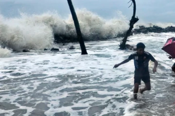 கடல் கொந்தளிப்பு; வளிமண்டலவியல் திணைக்களம் சிவப்பு எச்சரிக்கை