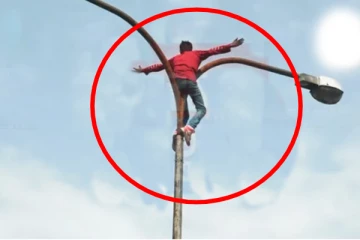 கொழும்பில் மின் கம்பத்தில் ஏறி போராட்டம்