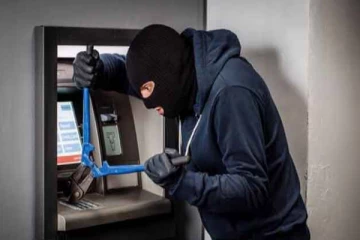 ATM இயந்திரங்களில் இருந்து பண மோசடி செய்த கும்பல்; மக்களிடம் உதவி கேட்கும் பொலிஸார்!