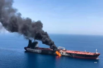 Hormuz நீரிணையில் எச்சரிக்கையை மீறிய எண்ணெய் கப்பல்... ட்ரோன்களால் வேட்டையாடிய ஈரான்