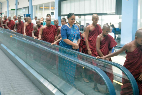 விமானத்தில் இலங்கை வந்த பிக்குவின் பணத்தை திருடிய சீன பிரஜை | Chinese Stole Thailand Monk Srilanka Flight