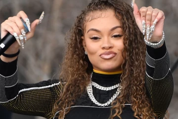 உள்ளாடையை ஏலம் விட்ட பிரபல நடிகை! போட்டி போட்டு வாங்கிய இளைஞர்