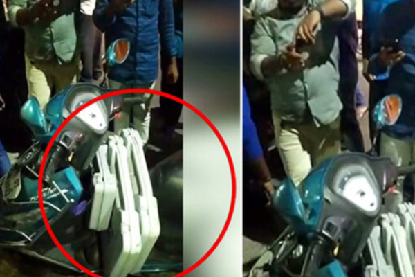 பைக்கில் வாக்குப்பதிவு இயந்திரங்கள் கொண்டு சென்ற நபர்கள் - மக்கள் மடக்கி பிடித்து போலீசில் ஒப்படைப்பு! | People Voting Machines Bikes People Police பைக்கில் வாக்குப்பதிவு இயந்திரங்கள் கொண்டு சென்ற நபர்கள் - மக்கள் மடக்கி பிடித்து போலீசில் ஒப்படைப்பு! | People Voting Machines Bikes People Police