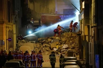 திடீரென சரிந்து விழுந்த கட்டிடம்- பற்றி எரிந்த தீ! இடிபாடுகளுக்குள் சிக்கிய 8 பேர்