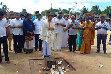 நல்லூர் கந்தசுவாமி ஆலயத்தில் சிதறு தேங்காய் உடைத்த மைத்திரி (Video)