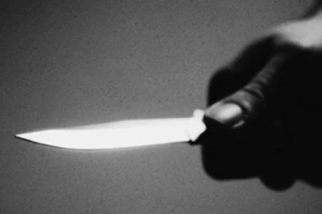 බැංකුවක් තුළට පැමිණ එහි කළමනාකාරිනියකට පිහියකින් ඇන පලාගිය ඛේදනීය පුවතක්..