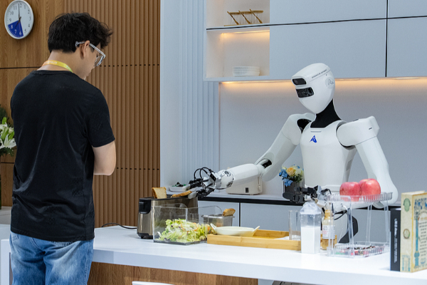 சீனாவில் ஆரம்பமான உலக ரோபோ மாநாடு | China Kicks Off World Robot Conference