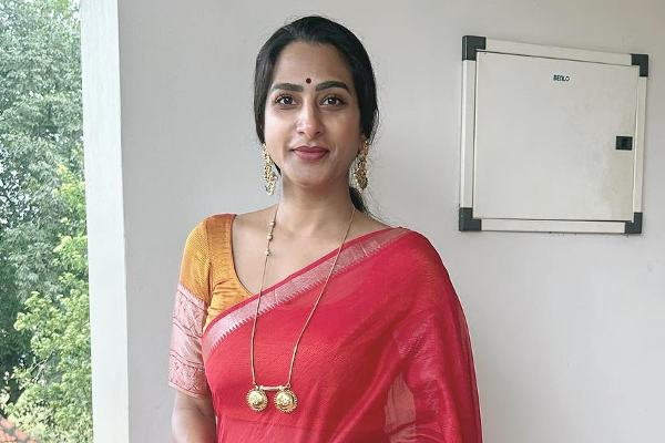 மொட்டை அடித்து ஆளே அடையாளம் தெரியாமல் மாறிய அஜித்-விஜய் பட நடிகை | Surekha Vani Shaves Hair At Tirumala Temple