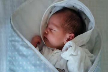 இறந்து பிறந்த குழந்தை... அடக்கம் செய்யும் நேரத்தில் நிகழ்ந்த அதிசயம்