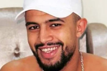 அகதிகள் படகில் ஐரோப்பாவுக்கு சட்டவிரோதமாக புலம்பெயர்ந்த ஒரு நாட்டின் பிரபலம்