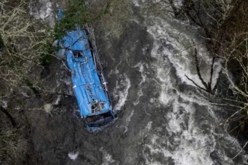 65 அடி ஆழத்தில் விழுந்த பேருந்து