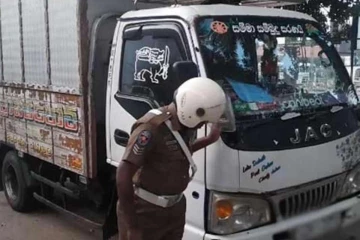 பொலிஸாரைத் தாக்கி சீருடையைக் கிழித்த சாரதி