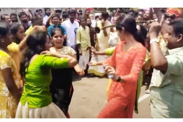 மேள இசைக்கு நடுரோட்டில் இளம்பெண்கள் போட்ட குத்தாட்டம் - வைரலாகும் வீடியோ