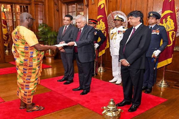 இலங்கைக்கான புதிய தூதுவர்கள் ஜனாதிபதியிடம் தமது நற்சான்றிதழ்களை கையளித்தனர்(Photos) | Ambassadors Presented Credentials To The President