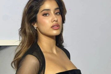 முகப்பருமனுடன் கிளாமர் போஸ்!! ஸ்ரீதேவி மகள் ஜான்வியின் புகைப்படம்..