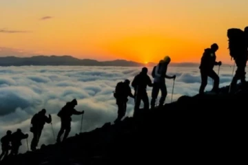 කඳු නගින්න ගොස් අතරමං වූ තරුණ තරුණියන් පිරිසක් බේරා ගැනේ