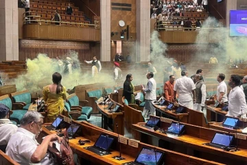 இந்திய நாடாளுமன்றத்தில் பதற்றம் : புகைக் குண்டுகளுடன் நுழைந்த இருவர் (Video)