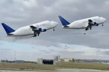 விமானத்திலிருந்து திடீரென கீழே வீழ்ந்த டயரால் பரபரப்பு!